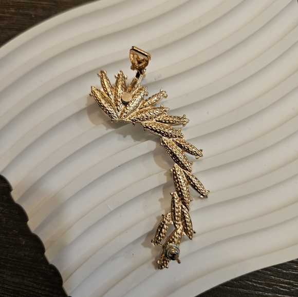 NEW ✨️ Single Gold & Crystal Leaf Design Ear Crawler/Cuff Earring - Picture 3 of 10